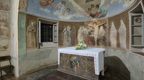 Un tesoro nascosto per secoli: gli affreschi della chiesa di Barni tornano alla luce