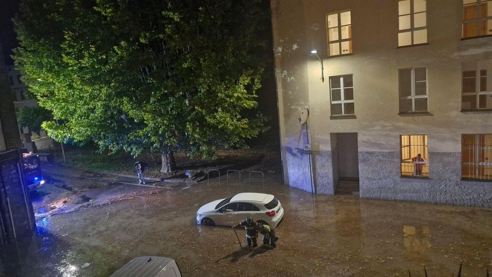Forte temporale nella notte, alberi abbattuti. A Blevio suonano le sirene del sistema di allerta