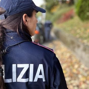 Furto in un’auto in via Alciato: arrestati due giovani