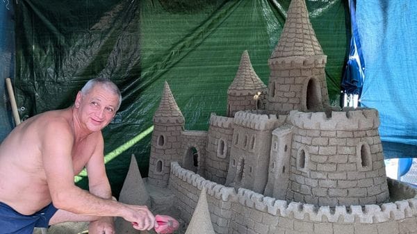 Il castello di sabbia dello schignanese Passini incanta Gatteo Mare
