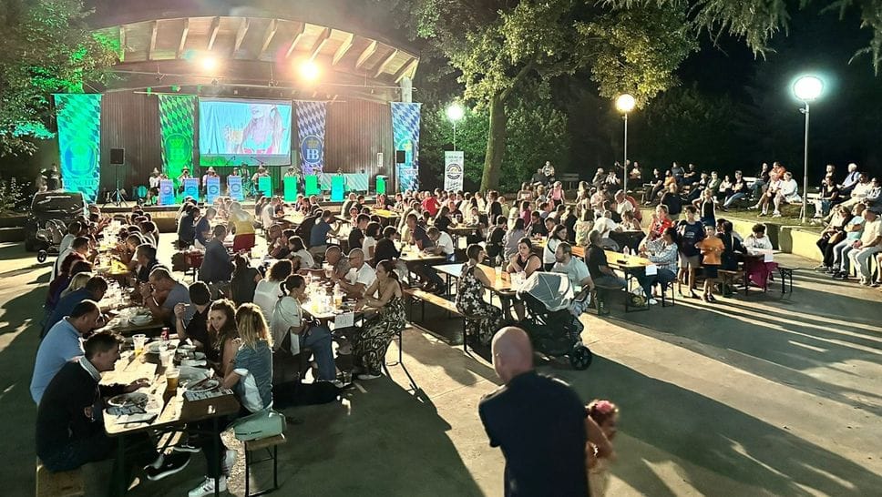“Lucio c’è”: il tributo a Dalla inaugura la “September Bier Fest” di Villa Guardia